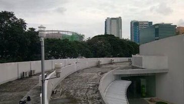 Wetterstation mit WS501 und WTB100 auf Dach des neuen Innovationszentrums des Miriam College in Quezon, Philippinen