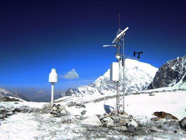 Schneehöhen-Sensor am Yala Gletscher, Himalaya, Nepal als Teil der meteorologischen Überwachungsstationen - Basislager